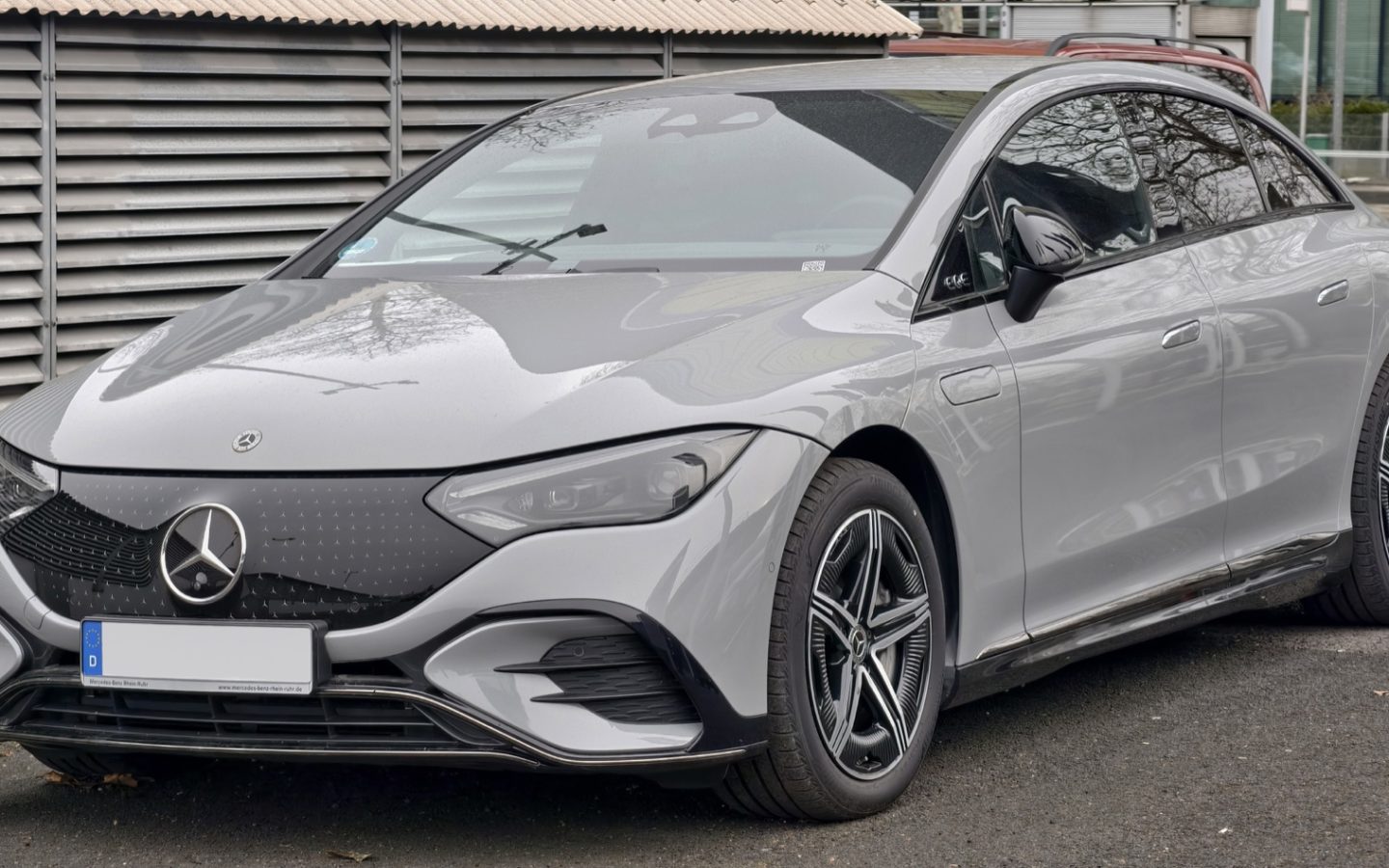 Mercedes-Benz EQE V295 argentée vue de trois quarts avant ; configuration étrangère non contractuelle