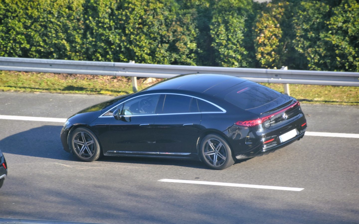 Mercedes-Benz EQS V297 noire vue de trois quarts avant ; configuration étrangère non contractuelle