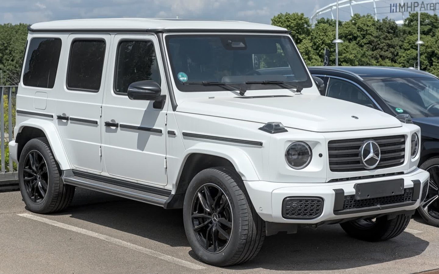 Mercedes-Benz Classe G W465 blanche vue de trois quarts avant ; G 450 d étrangère non contractuelle