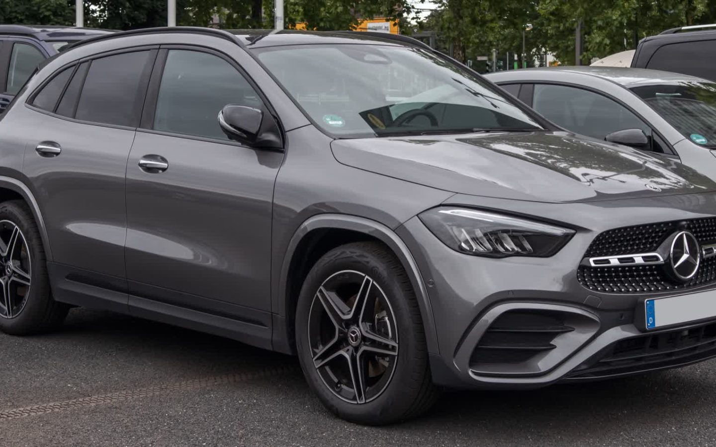 Mercedes-Benz GLA H247 restylée grise vue de trois quarts avant ; GLA 180 étrangère non contractuelle