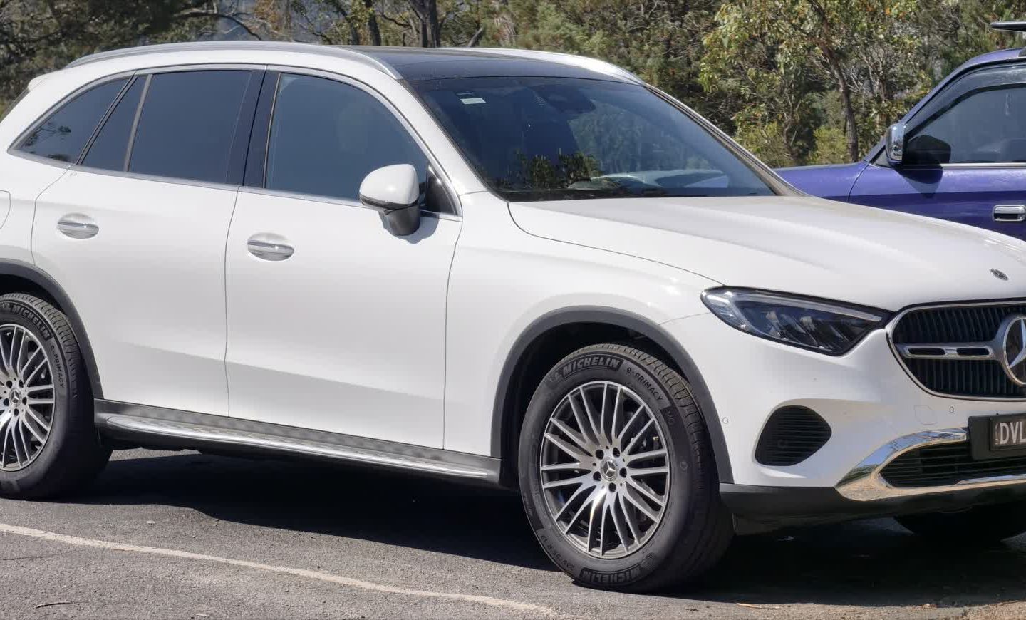 Mercedes-Benz GLC X254 blanche vue de trois quarts avant ; configuration étrangère non contractuelle