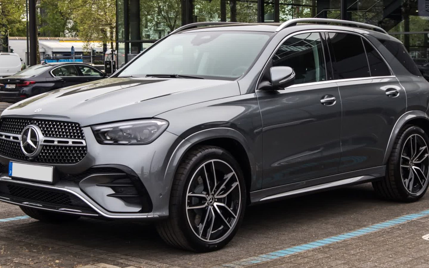 Mercedes-Benz GLE V167 restylé gris vue de trois quarts avant ; configuration étrangère non contractuelle