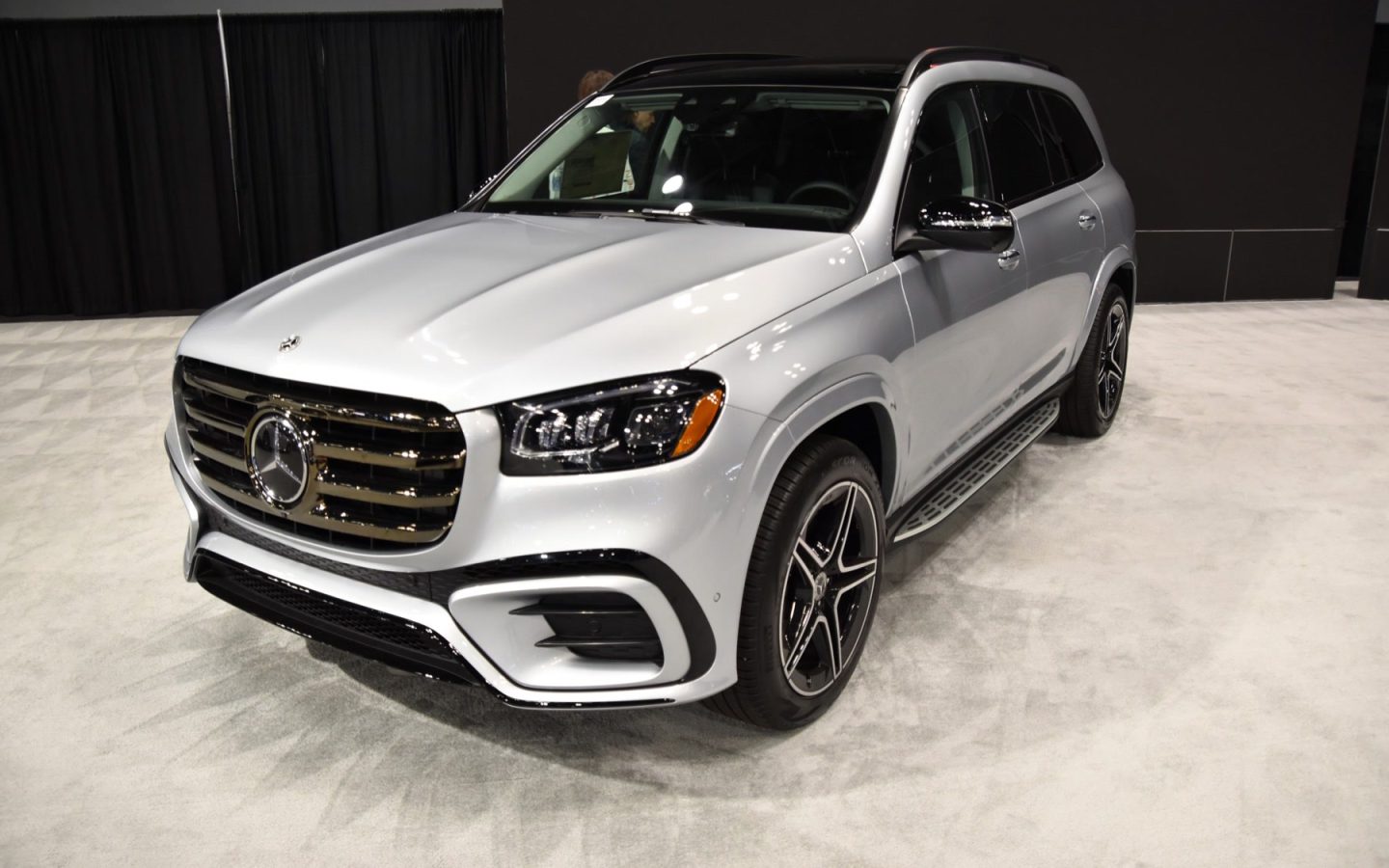 Mercedes-Benz GLS X167 blanche vue de trois quarts avant ; configuration étrangère non contractuelle