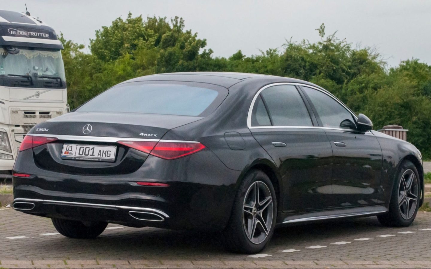 Mercedes-Benz Classe S W223 noire vue de trois quarts arrière ; configuration étrangère non contractuelle