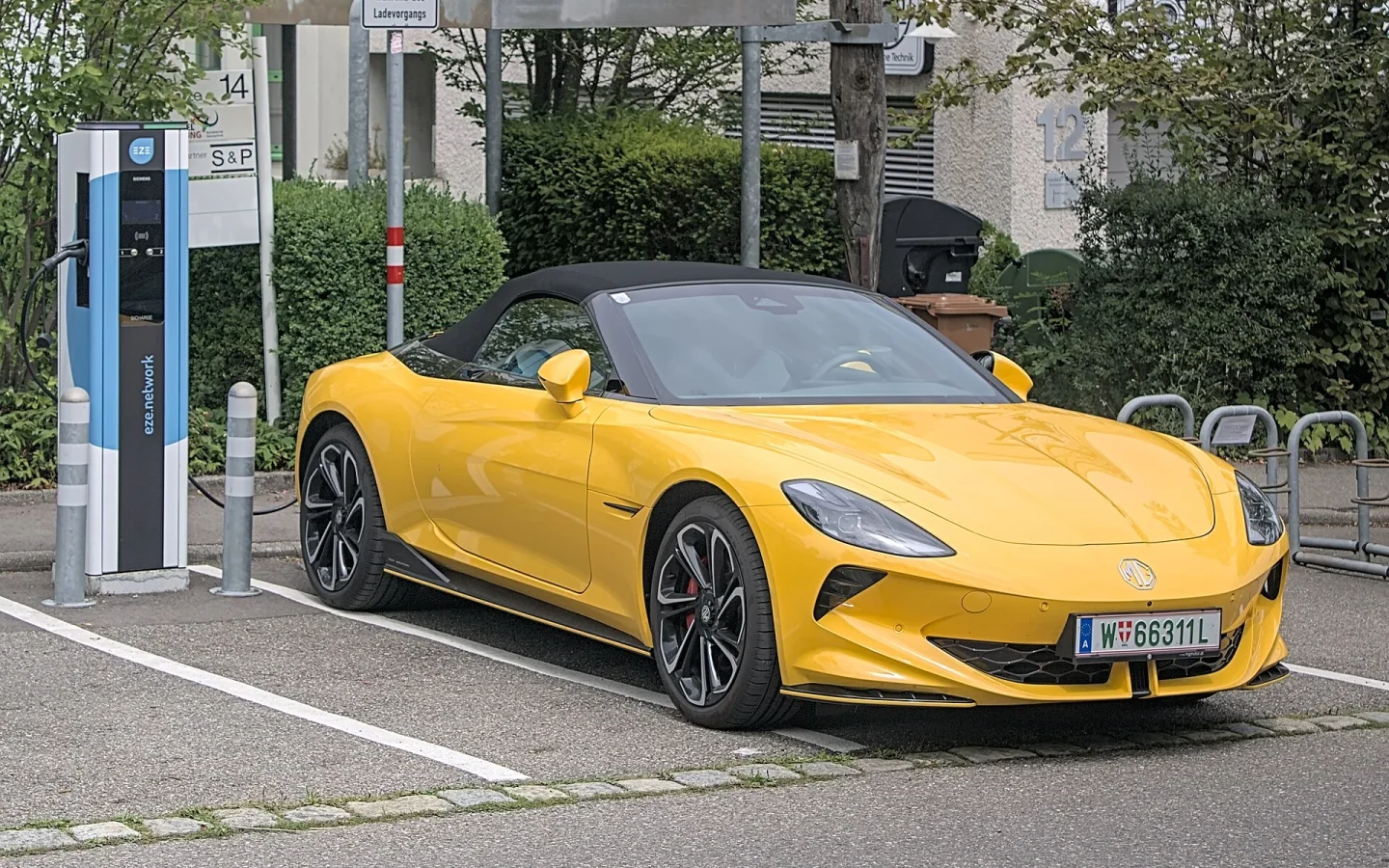 MG Cyberster jaune branché à une borne, vu de trois quarts avant ; configuration étrangère non contractuelle
