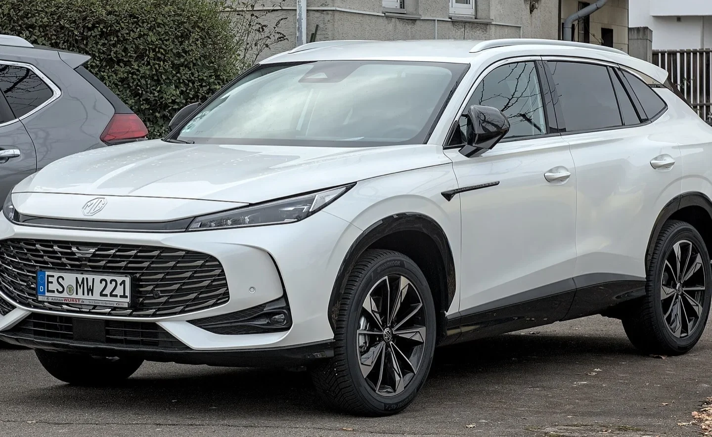 MG HS blanc de deuxième génération vu de trois quarts avant ; configuration étrangère non contractuelle