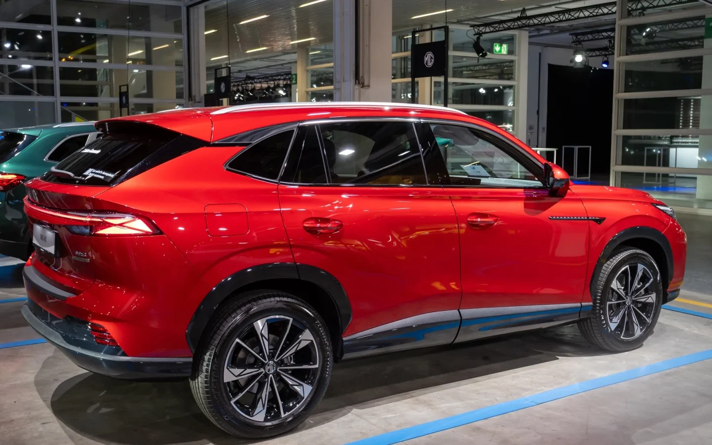 MG HS Hybrid+ rouge de deuxième génération vu de trois quarts arrière ; configuration étrangère non contractuelle
