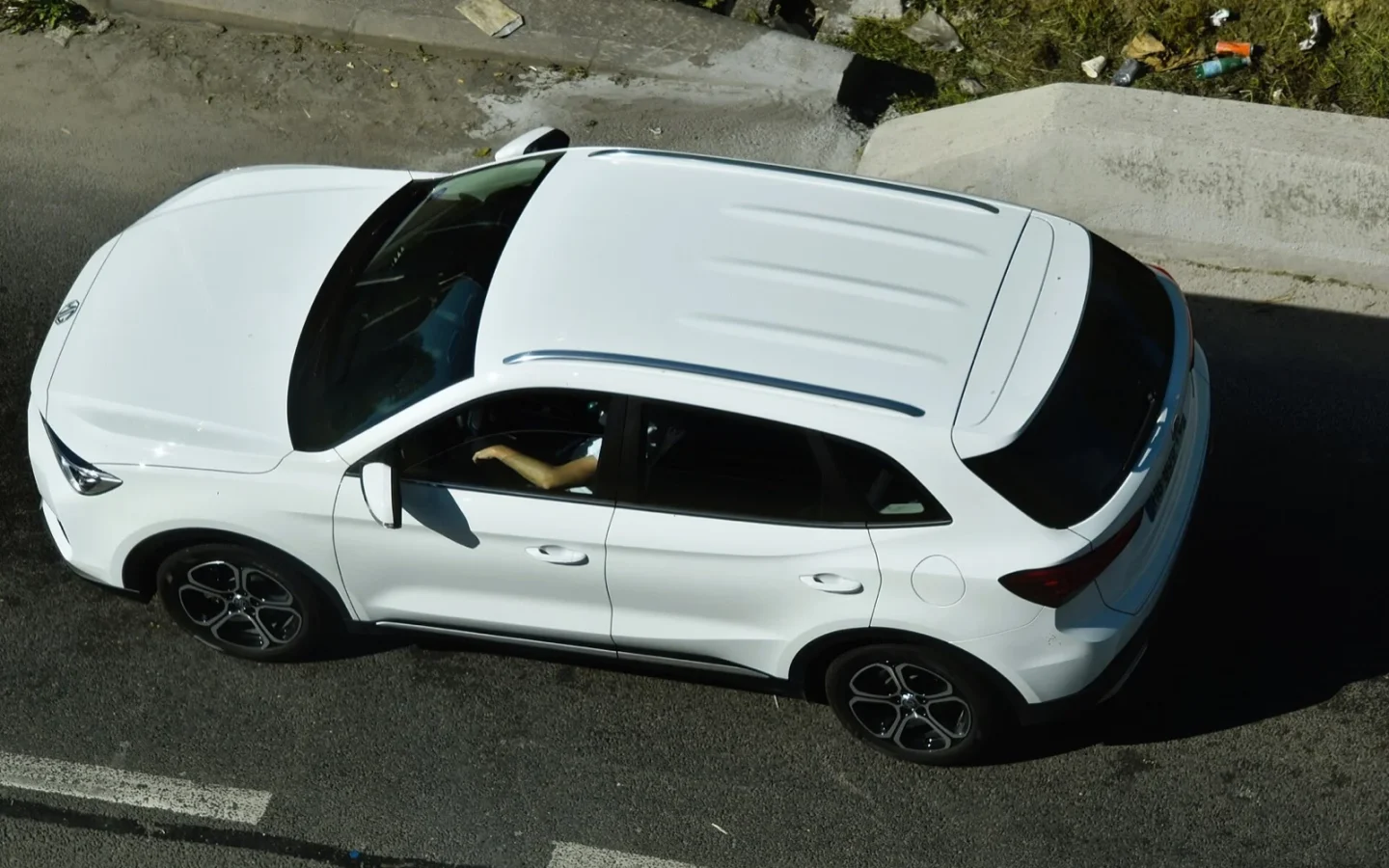 MG ZS Hybrid+ blanc de deuxième génération vu en plongée ; configuration étrangère non contractuelle