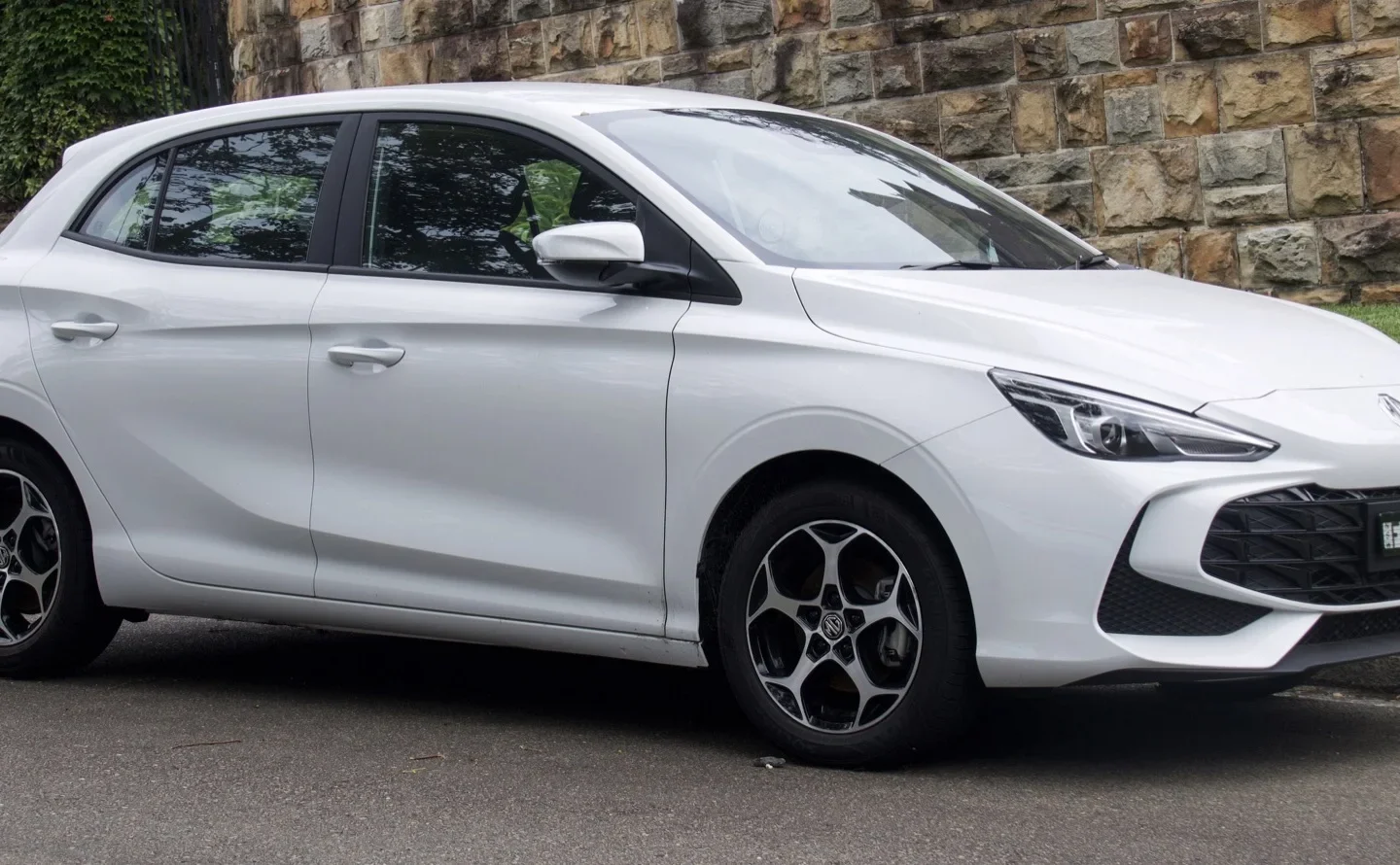 MG3 blanche de troisième génération vue de trois quarts avant ; configuration étrangère non contractuelle