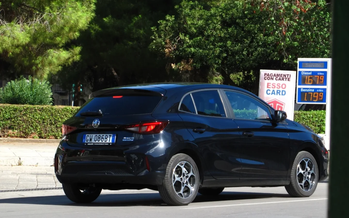 MG3 Hybrid+ bleu foncé de troisième génération vu de trois quarts arrière ; configuration étrangère non contractuelle