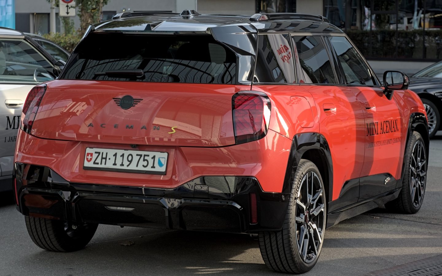 MINI Aceman orange vue de trois quarts arrière ; configuration étrangère non contractuelle
