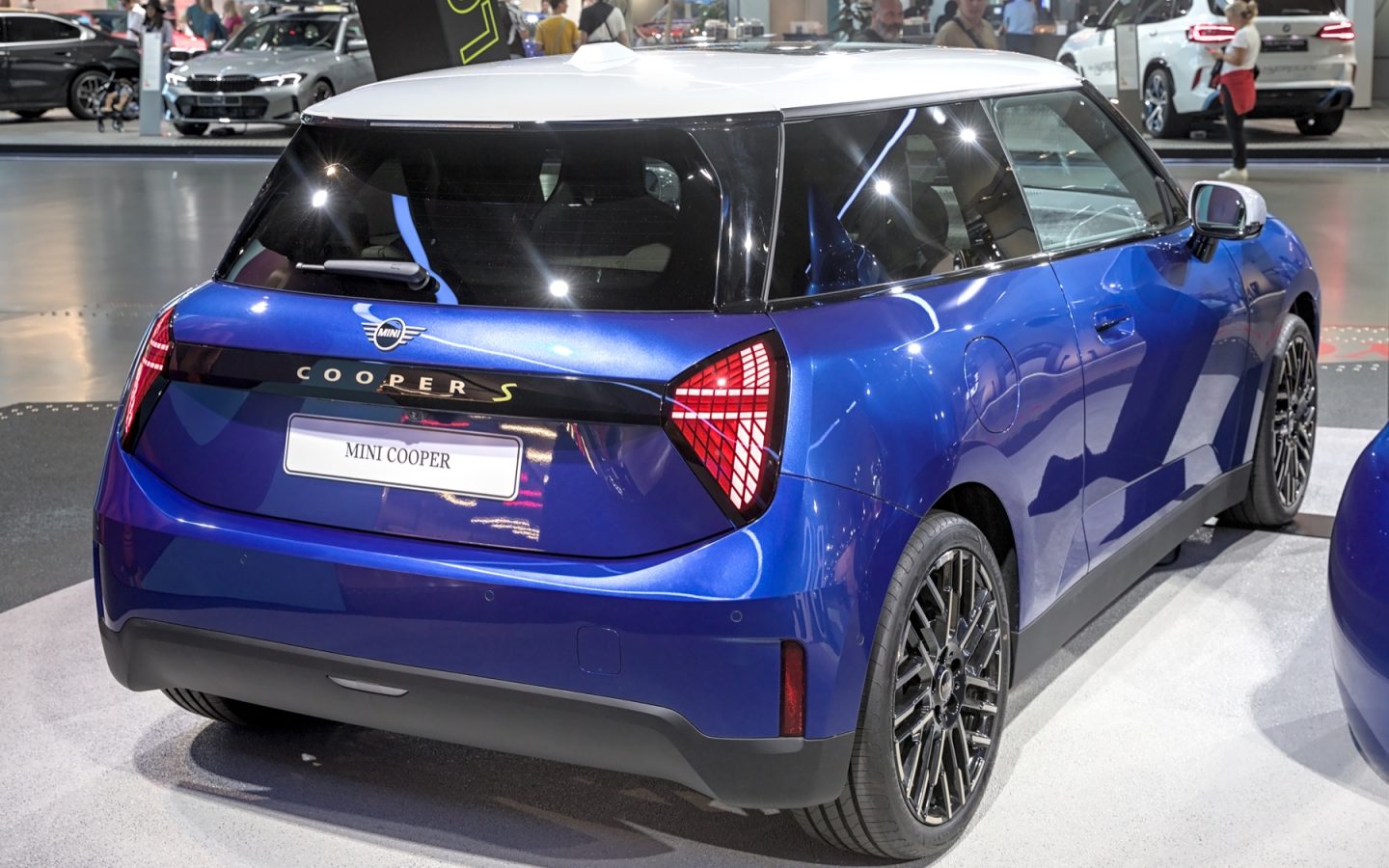MINI Cooper électrique J01 bleue vue de trois quarts arrière ; configuration étrangère non contractuelle
