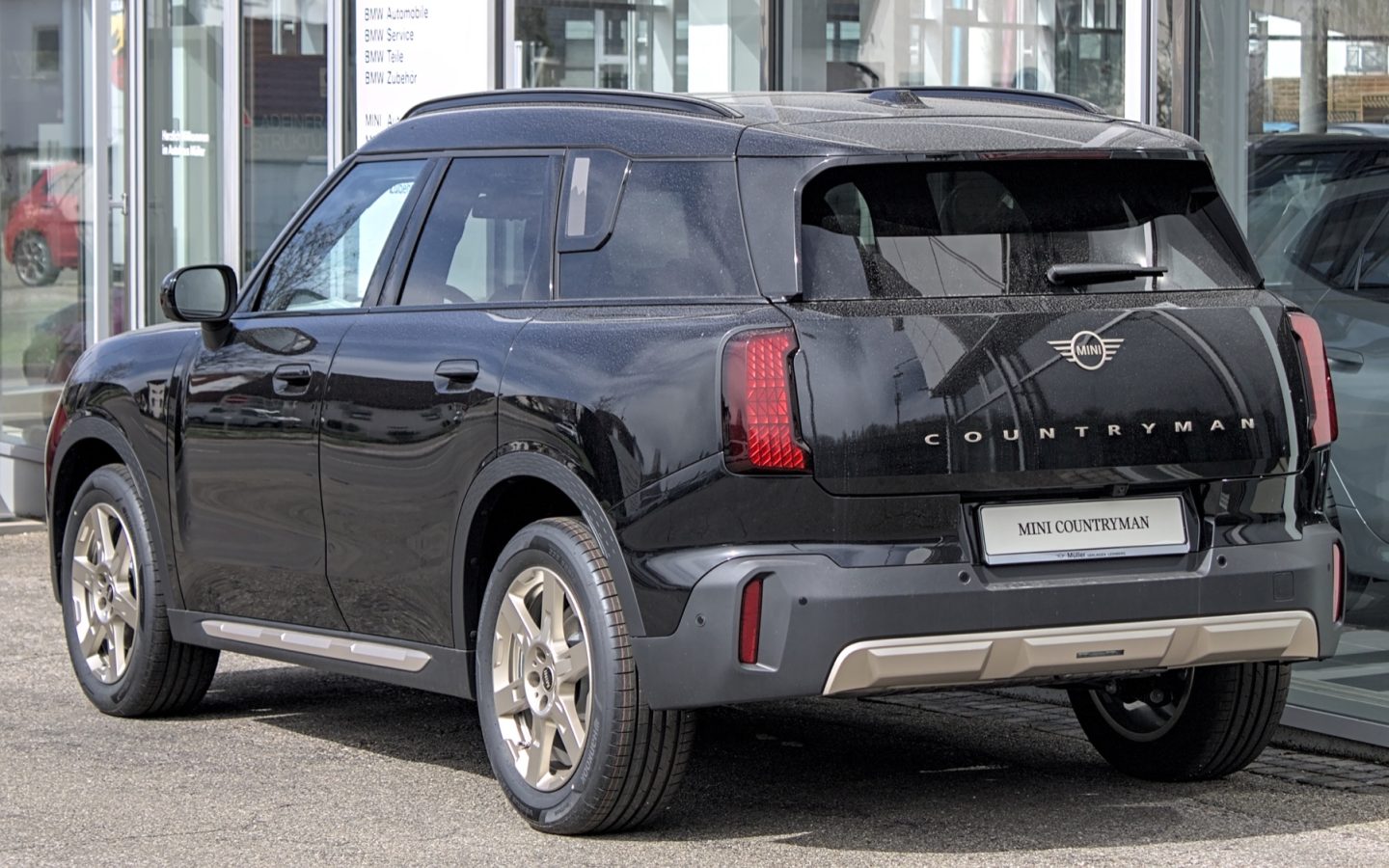 MINI Countryman U25 noire vue de trois quarts arrière ; configuration étrangère non contractuelle