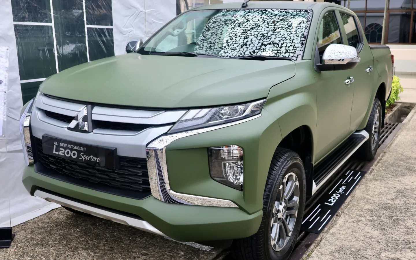 Mitsubishi L200 Sportero vert vu de trois quarts avant ; configuration étrangère non contractuelle