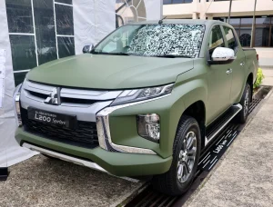 Mitsubishi L200 Sportero vert vu de trois quarts avant ; configuration étrangère non contractuelle