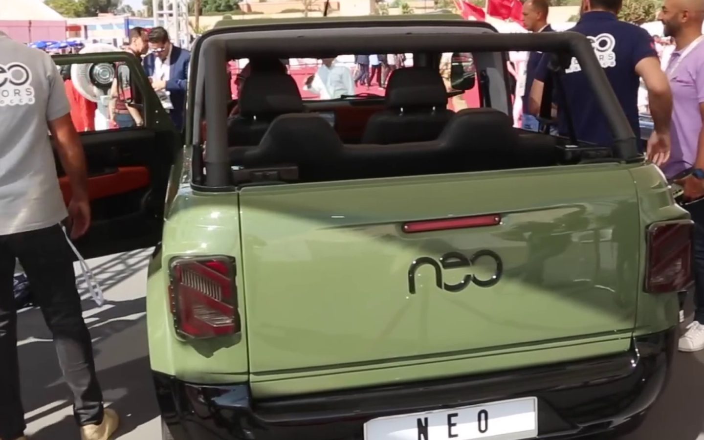Neo Motors NEO verte vue de l'arrière à GITEX Africa 2023 ; illustration non contractuelle