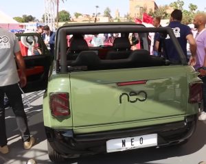 Neo Motors NEO verte vue de l'arrière à GITEX Africa 2023 ; illustration non contractuelle