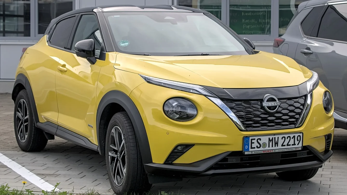 Nissan Juke F16 jaune de 2024 vu de trois quarts avant ; version étrangère non contractuelle