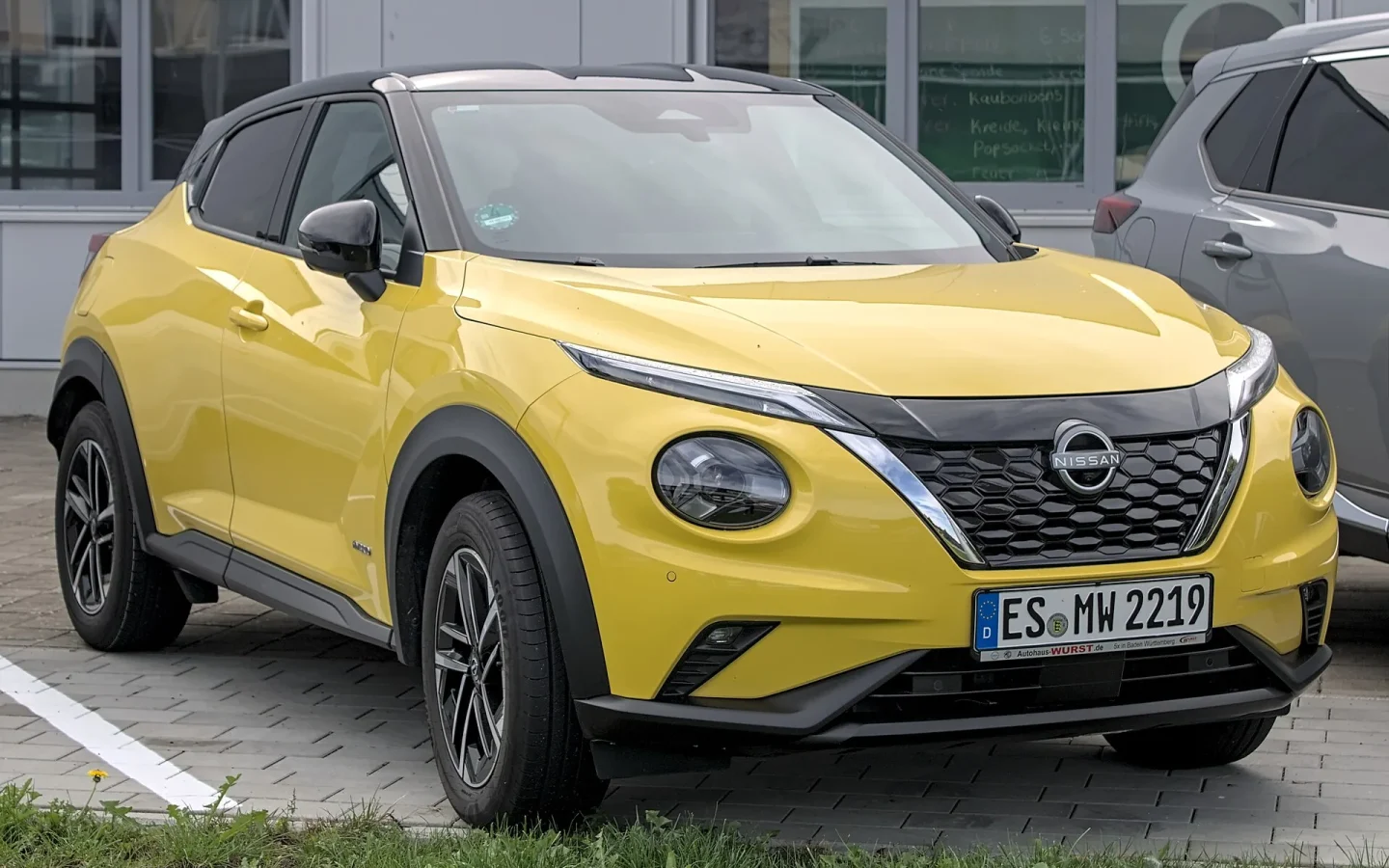 Nissan Juke F16 jaune de 2024 vu de trois quarts avant ; version étrangère non contractuelle