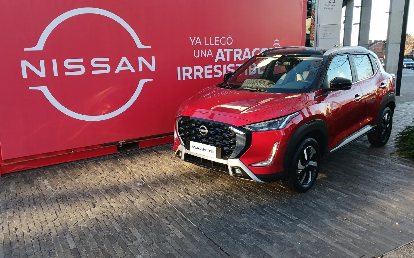 Nissan Magnite rouge 2025 vu de trois quarts avant ; finition étrangère non contractuelle