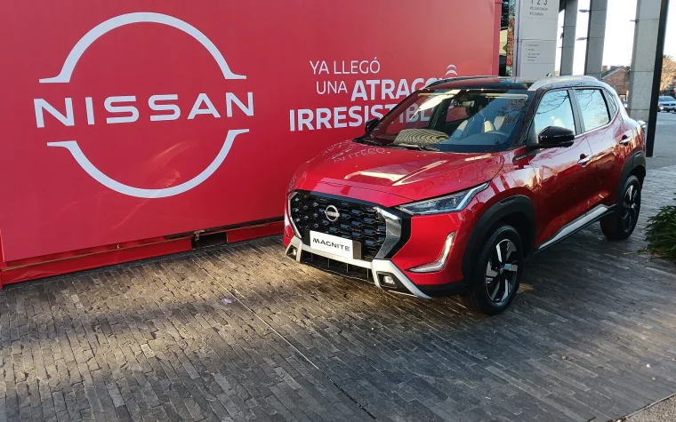 سيارة Nissan Magnite حمراء من سنة 2025، من زاوية أمامية جانبية؛ صورة لفئة أجنبية توضيحية وغير ملزمة.