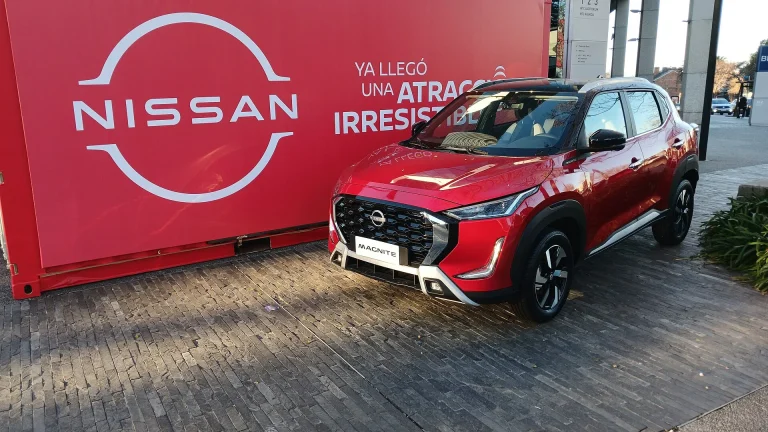 Nissan Magnite rouge 2025 vu de trois quarts avant ; finition étrangère non contractuelle