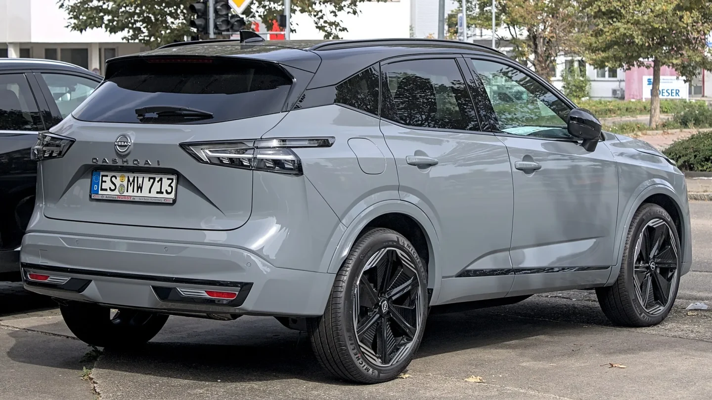 Nissan Qashqai J12 gris de 2024 vu de trois quarts arrière ; finition étrangère non contractuelle