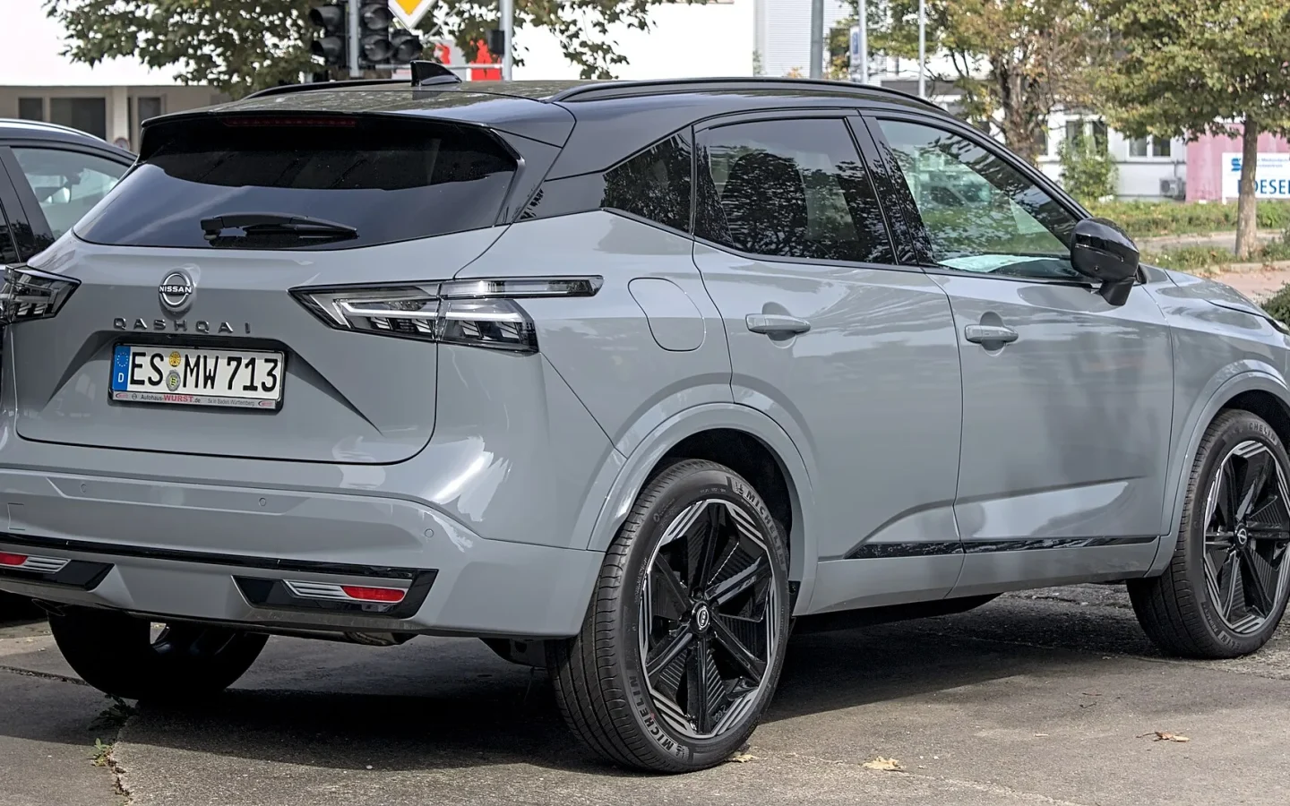 Nissan Qashqai J12 gris de 2024 vu de trois quarts arrière ; finition étrangère non contractuelle