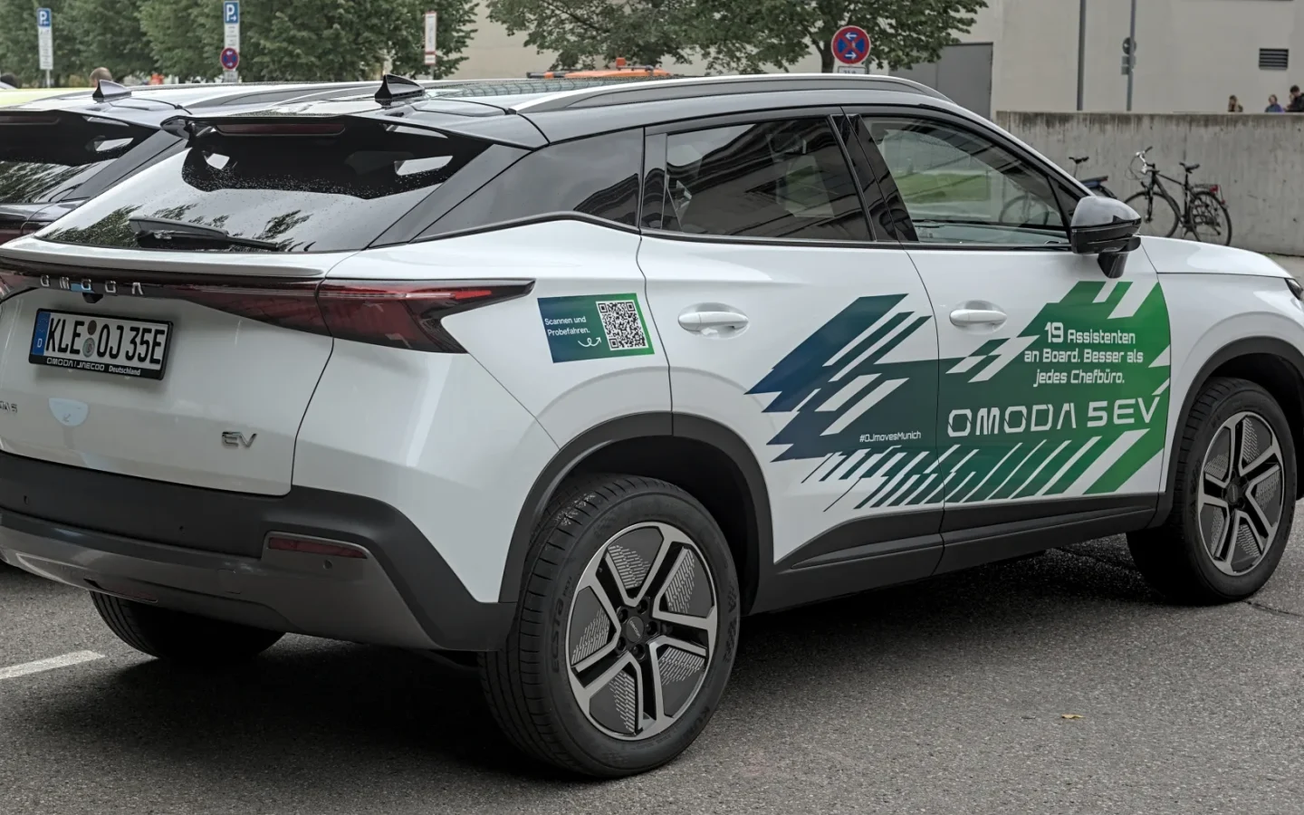 Omoda E5 blanc vu de trois quarts arrière ; configuration étrangère non contractuelle