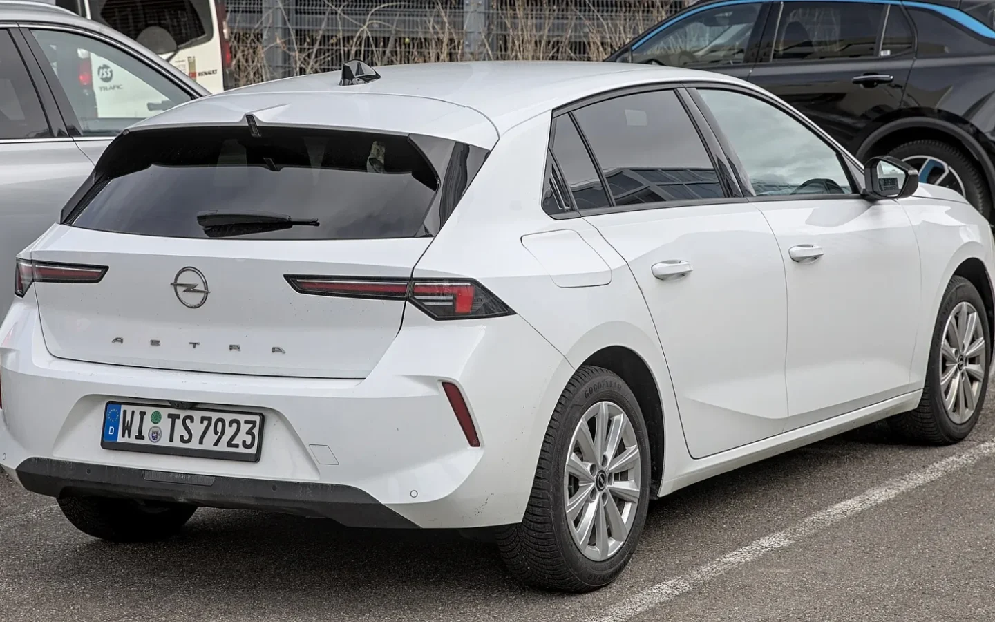 Opel Astra L blanche vue de trois quarts arrière ; finition étrangère non contractuelle