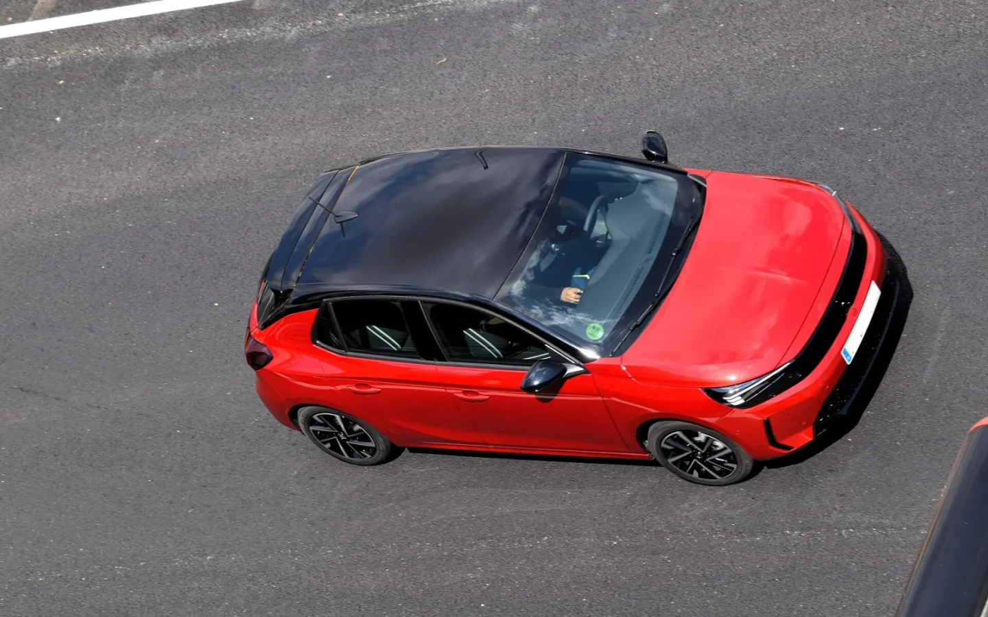 Opel Corsa rouge de 2024 vue en plongée ; configuration étrangère non contractuelle