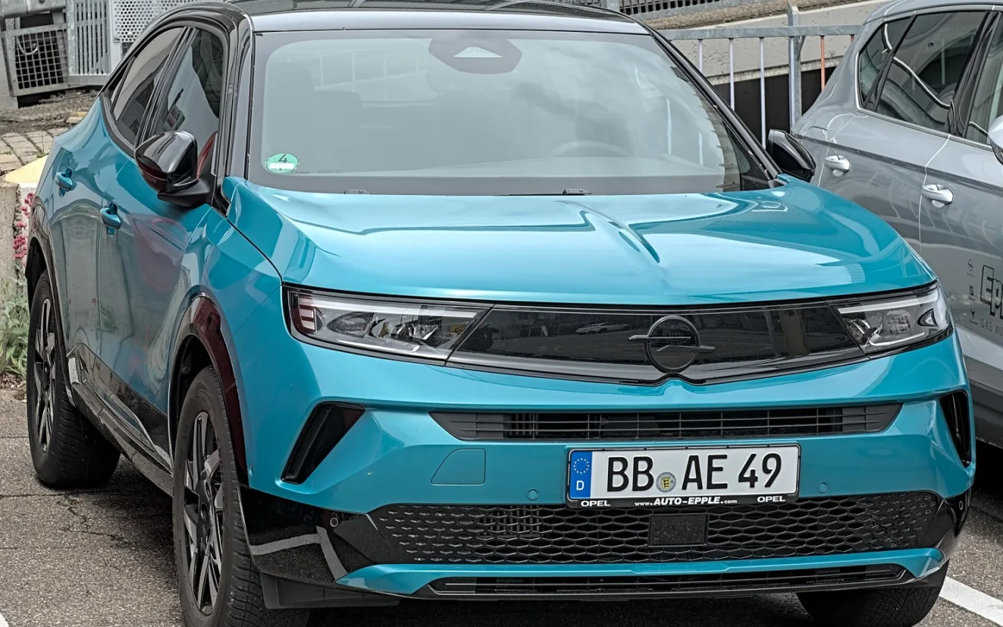 Opel Mokka B bleu de 2025 vu de face ; finition étrangère non contractuelle