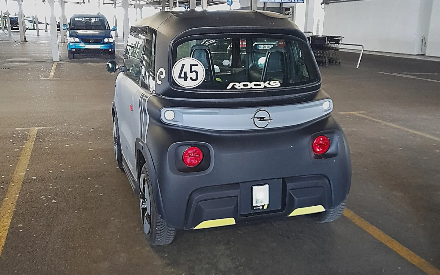Opel Rocks-e gris vu de trois quarts arrière ; configuration étrangère non contractuelle