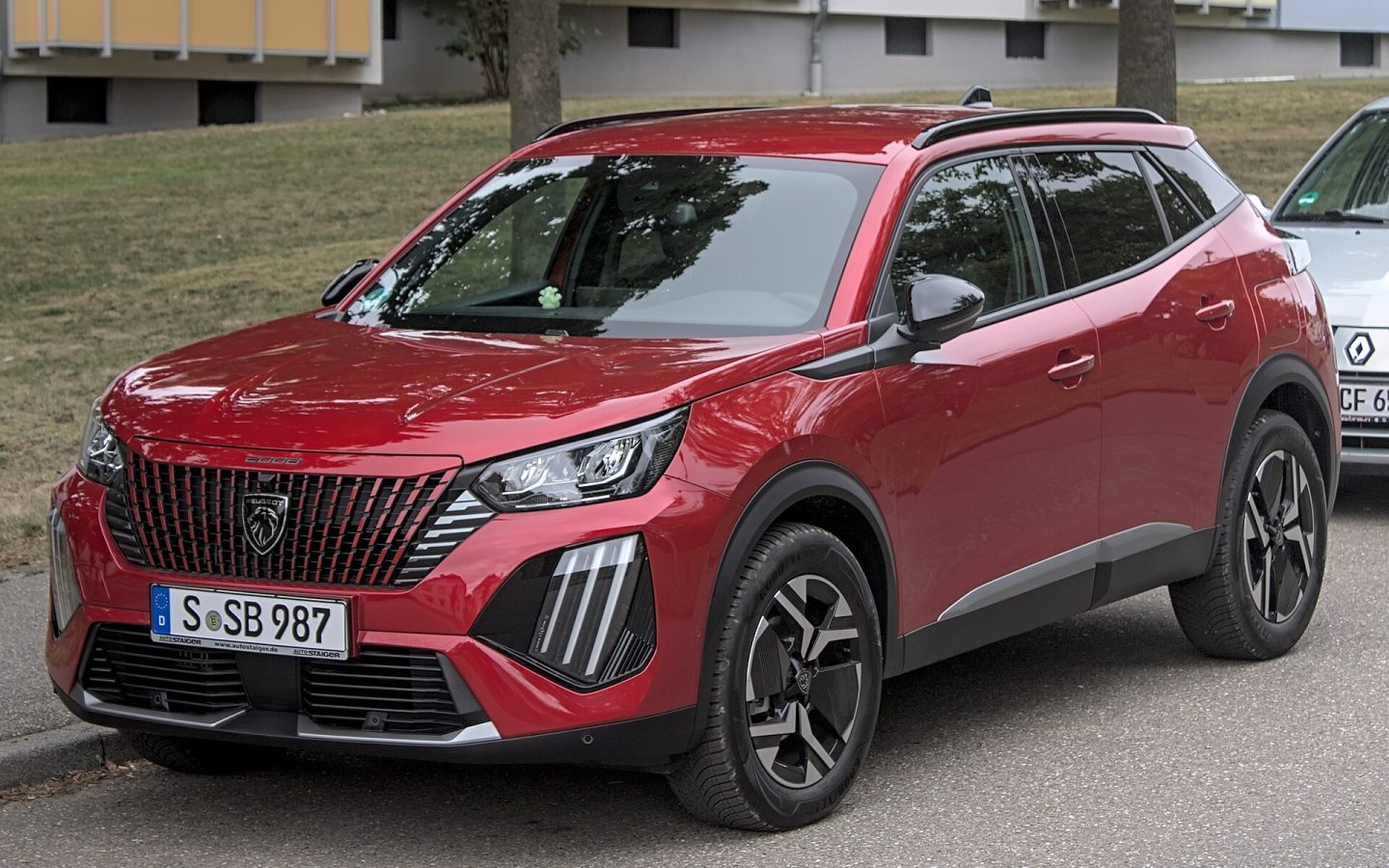 Peugeot 2008 restylé rouge, vue de trois quarts avant ; illustration européenne non contractuelle