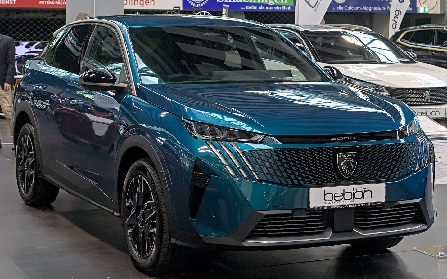 Peugeot 3008 nouvelle génération bleu, vue de trois quarts avant ; illustration européenne non contractuelle