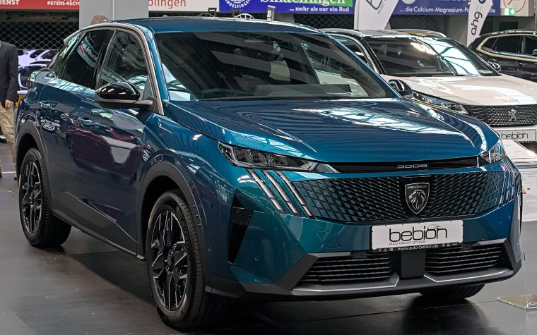 Peugeot 3008 nouvelle génération bleu, vue de trois quarts avant ; illustration européenne non contractuelle