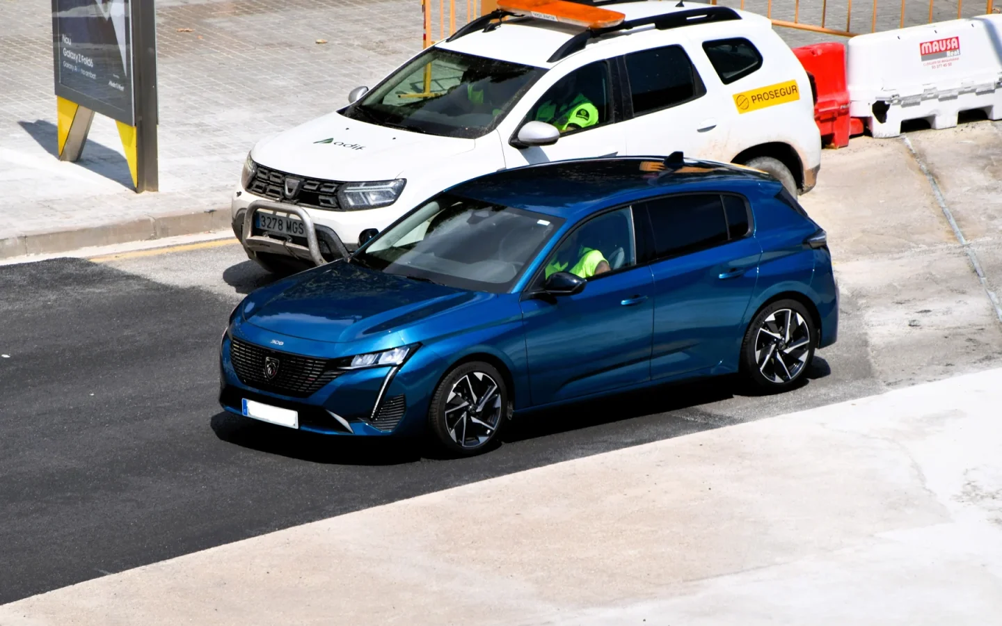 Peugeot 308 bleue de troisième génération vue de trois quarts avant en Espagne ; illustration non contractuelle