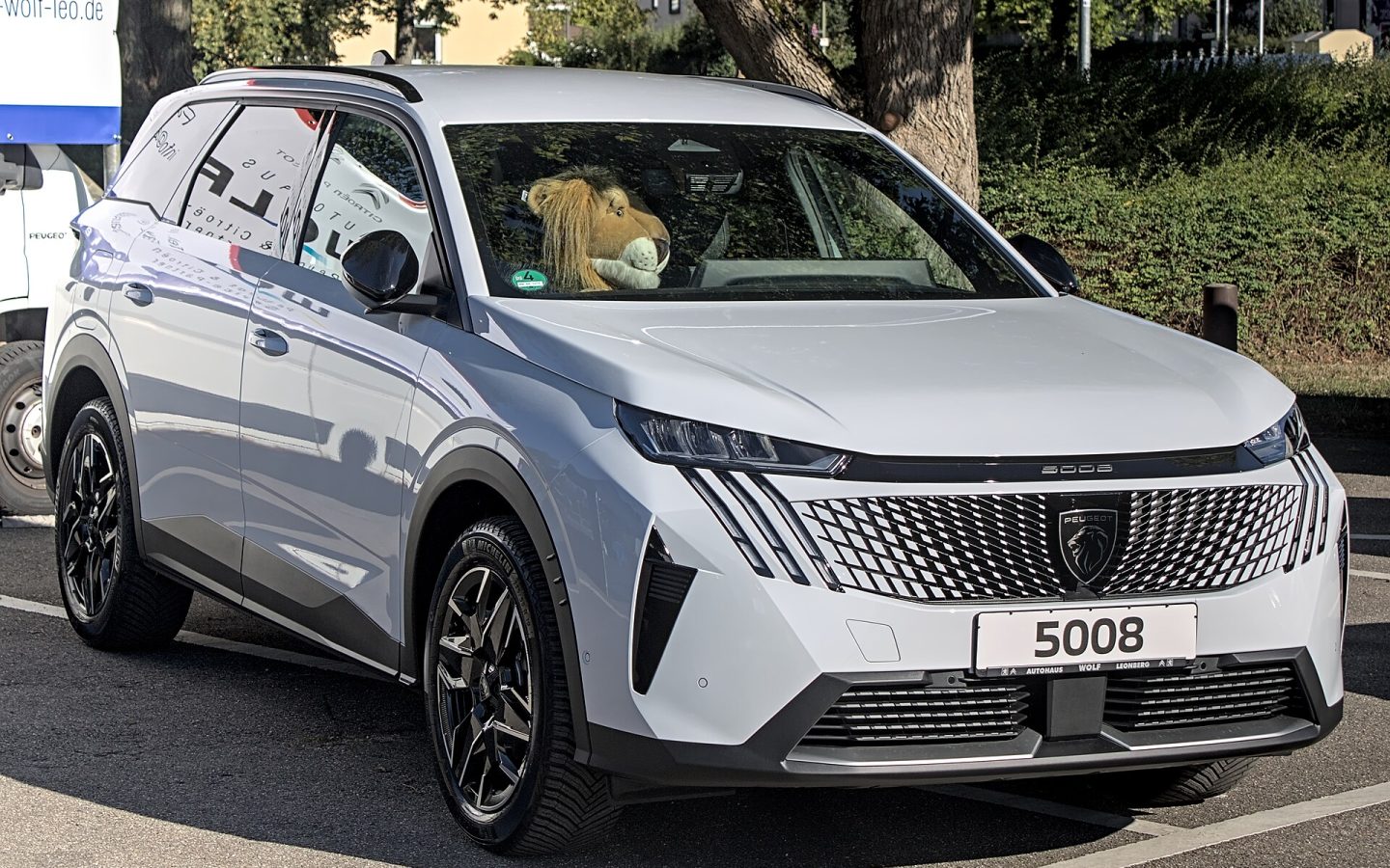 Peugeot 5008 de nouvelle génération blanc vu de trois quarts avant ; illustration européenne non contractuelle
