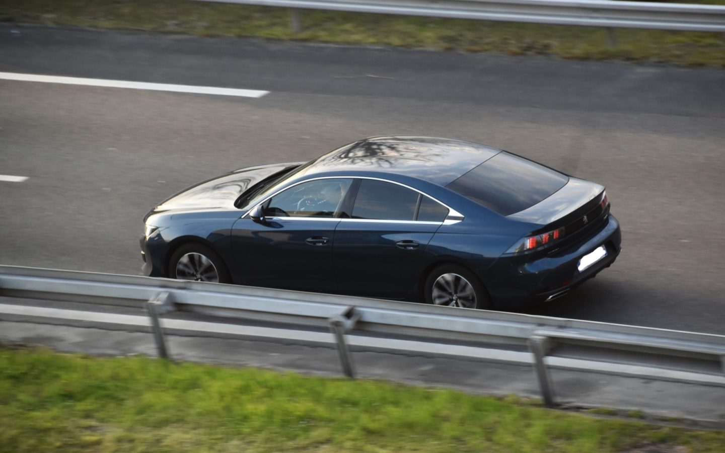 Peugeot 508 II bleu foncé roulant sur autoroute en France ; configuration européenne non contractuelle