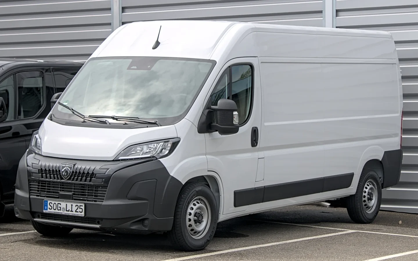 Peugeot Boxer 2024 blanc vu de trois quarts avant ; véhicule allemand non contractuel