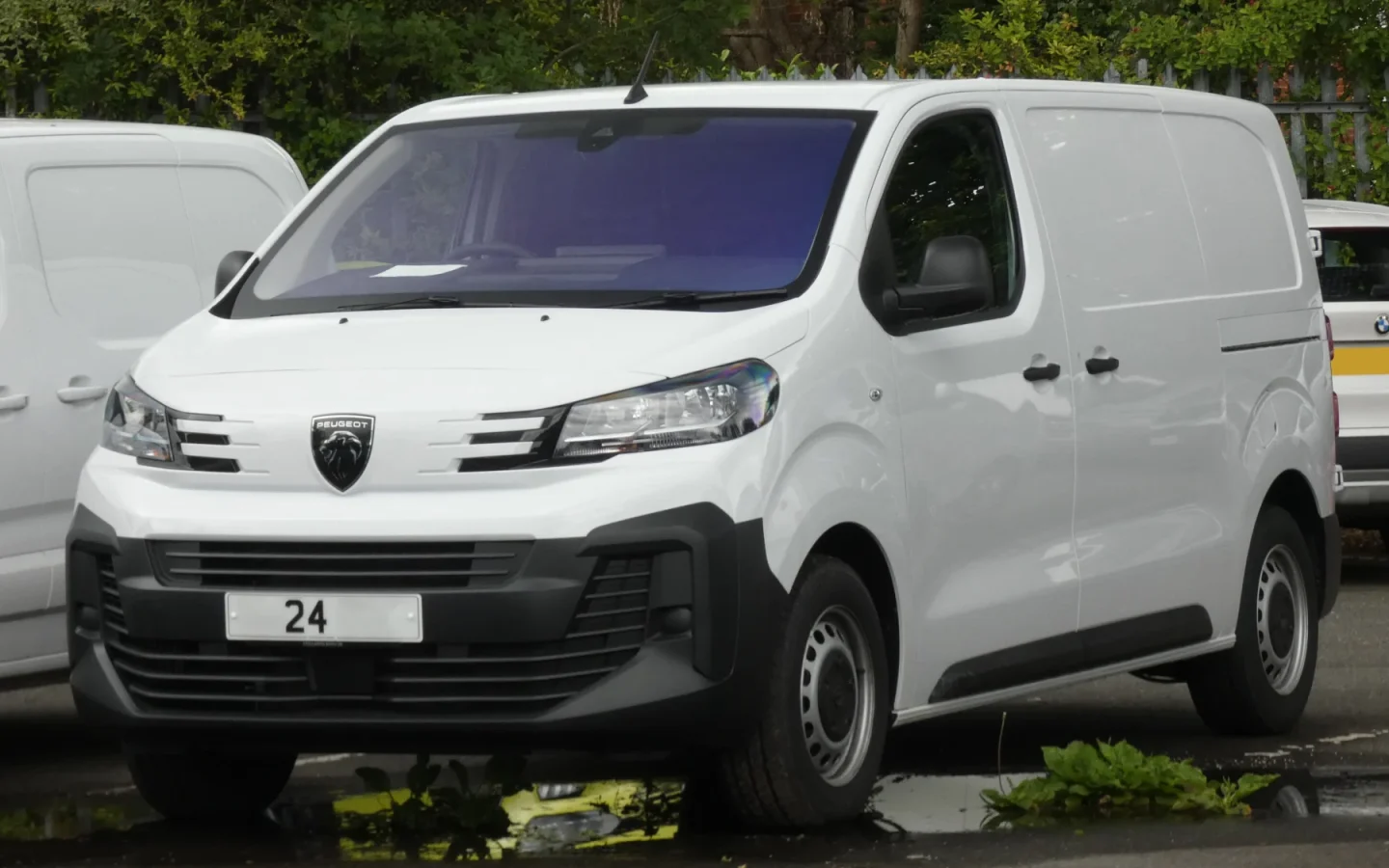 Peugeot Expert 2024 blanc vu de trois quarts avant au Royaume-Uni ; illustration non contractuelle