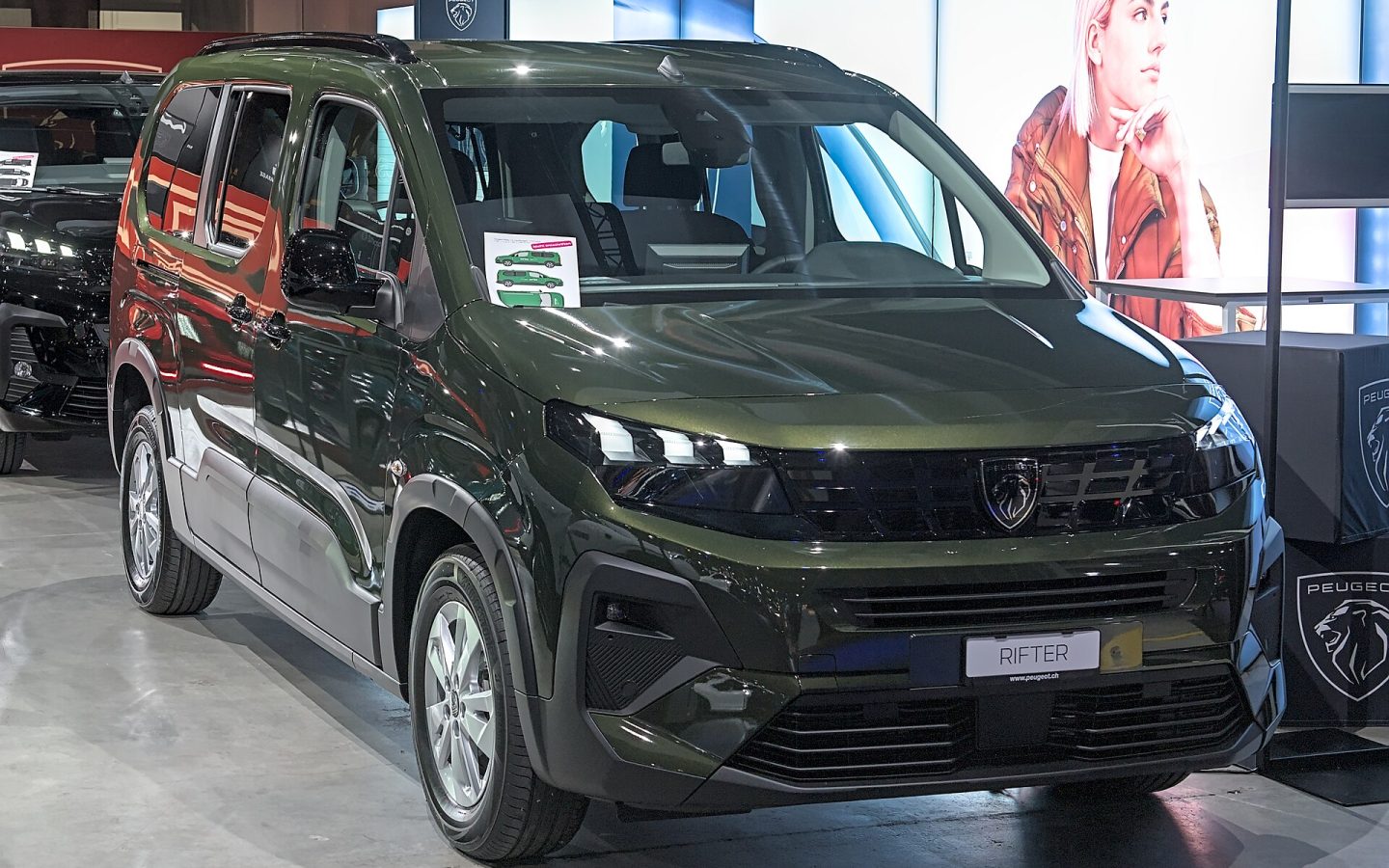 Peugeot Rifter restylé vert foncé, vue de trois quarts avant dans un salon ; illustration européenne non contractuelle
