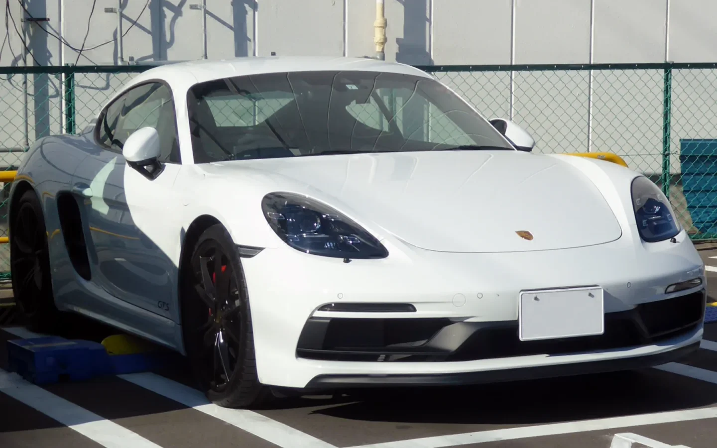 Porsche 718 Cayman GTS blanche vue de trois quarts avant ; configuration étrangère non contractuelle