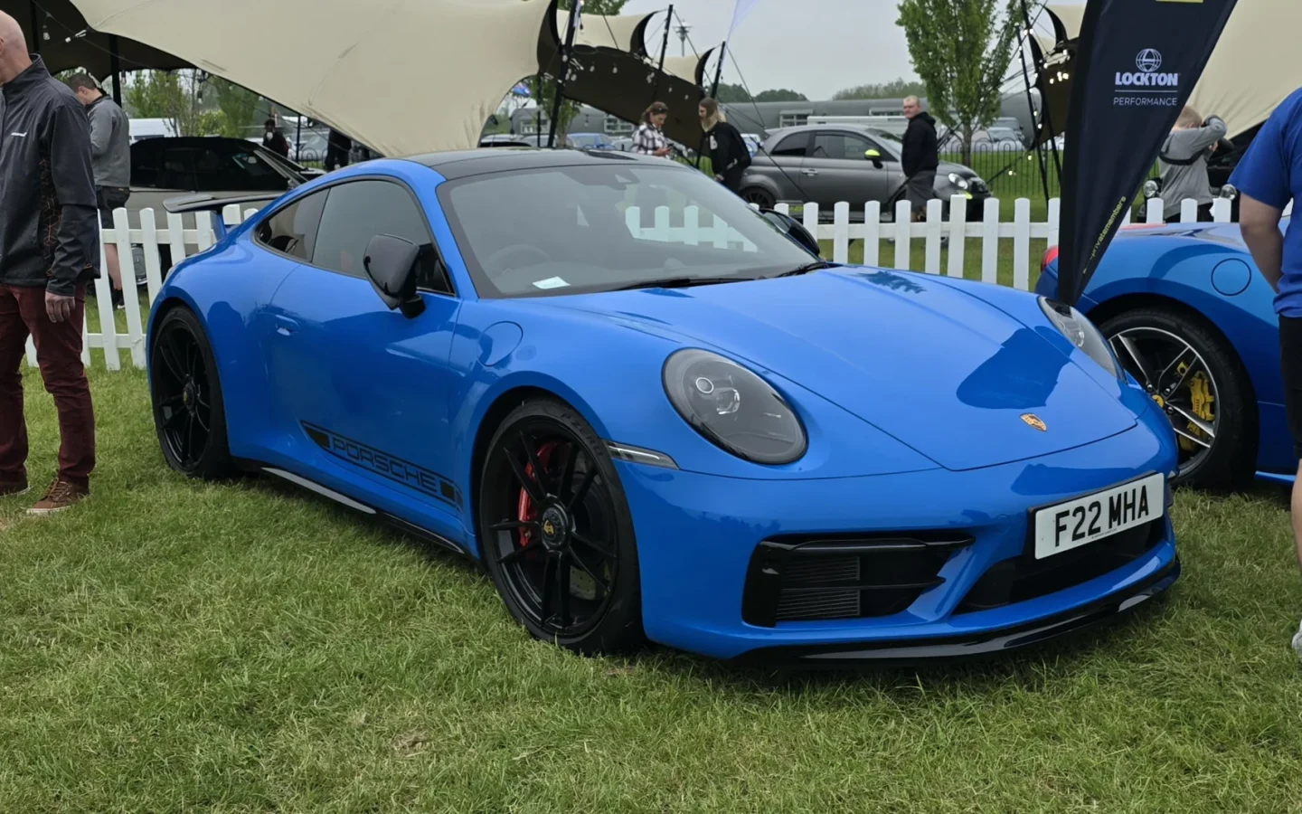 Porsche 911 génération 992 bleue vue de trois quarts avant ; configuration étrangère non contractuelle