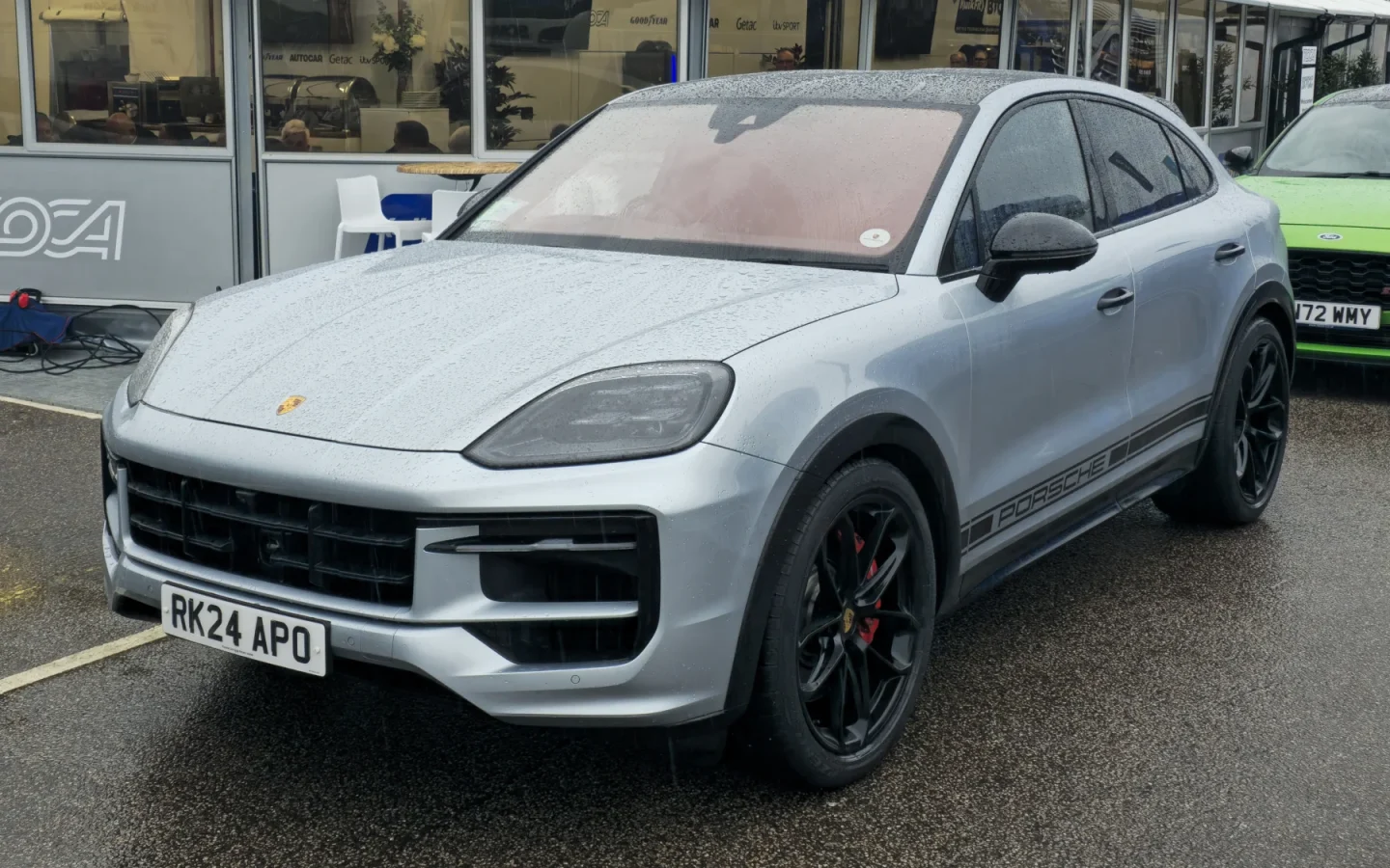 Porsche Cayenne 2024 gris vu de trois quarts avant ; configuration étrangère non contractuelle