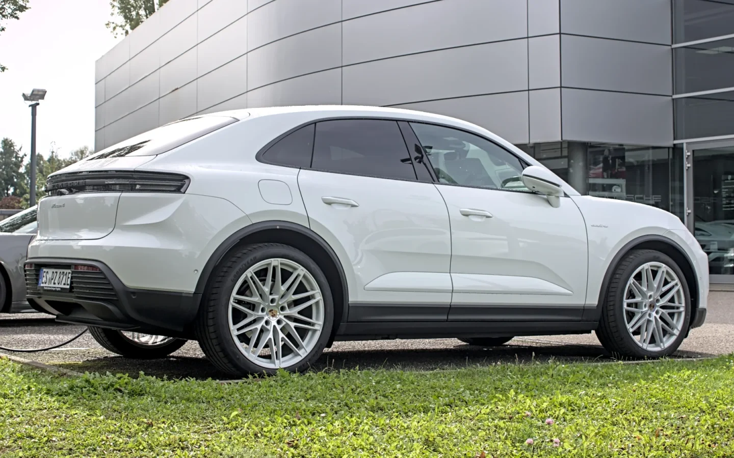 Porsche Macan 4 électrique blanc vu de trois quarts arrière ; configuration étrangère non contractuelle