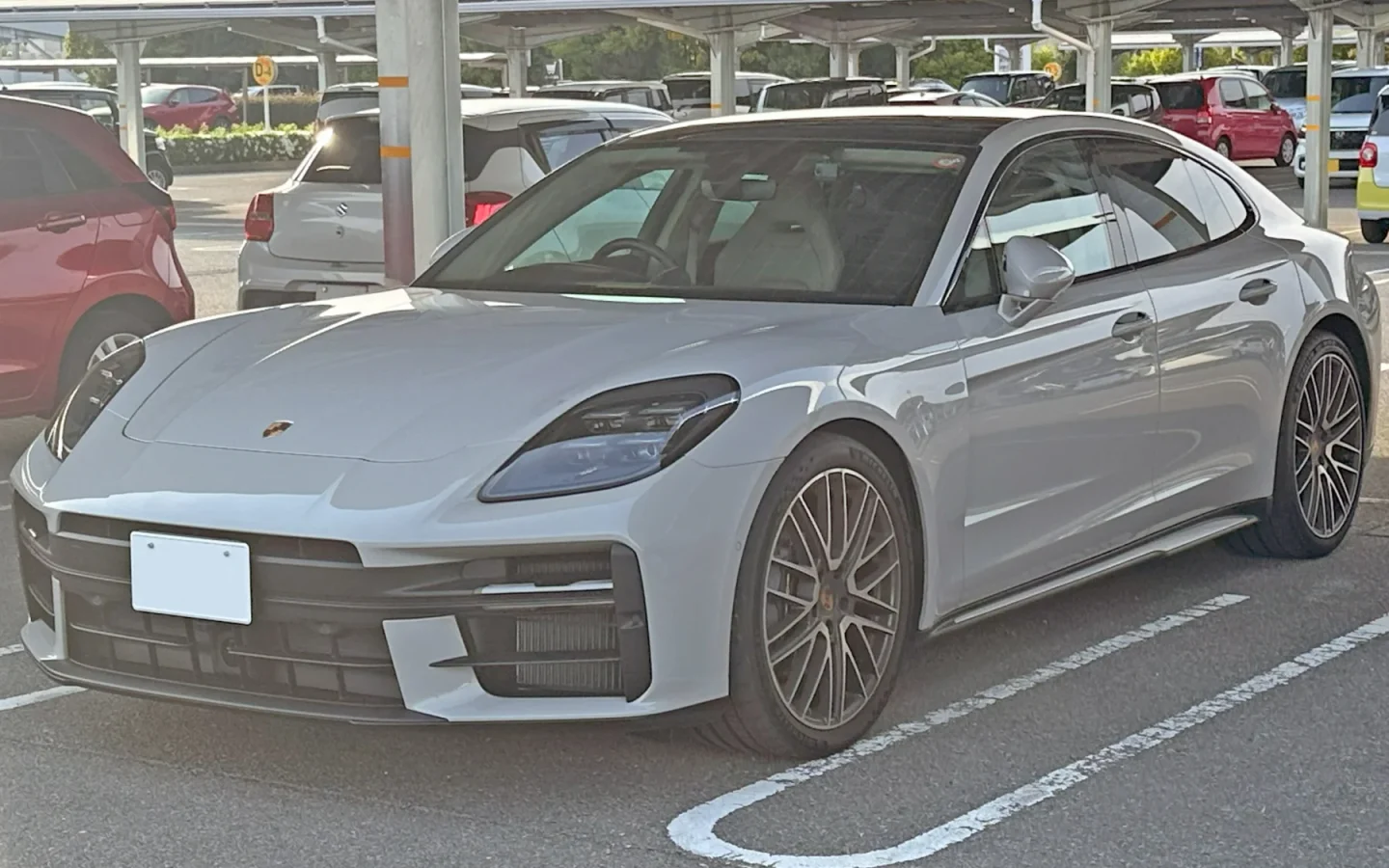 Porsche Panamera 4 type 972 grise vue de trois quarts avant ; configuration étrangère non contractuelle