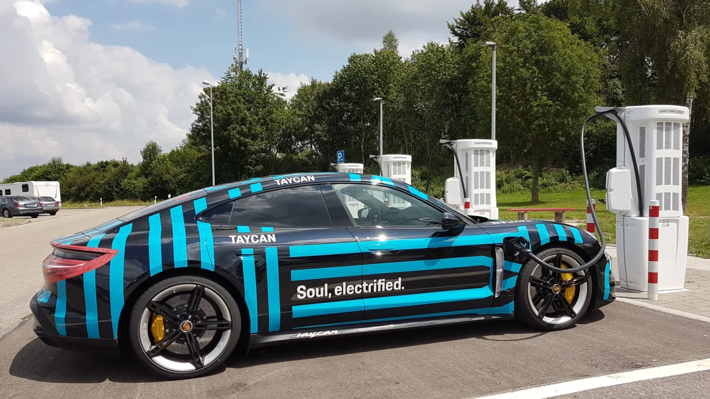 Porsche Taycan de démonstration branchée à une borne rapide ; configuration étrangère non contractuelle