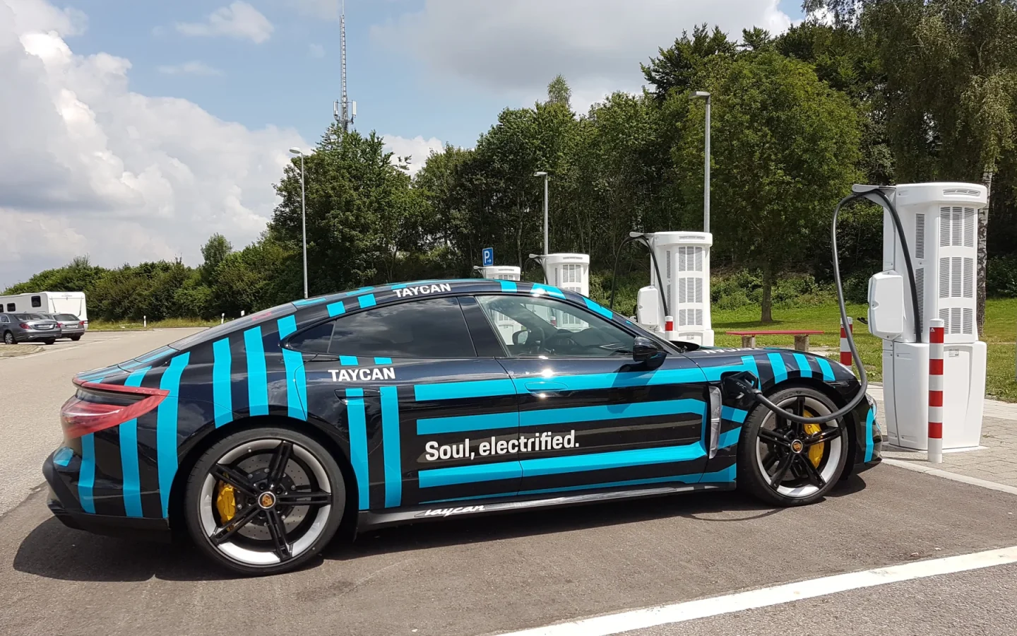 Porsche Taycan de démonstration branchée à une borne rapide ; configuration étrangère non contractuelle