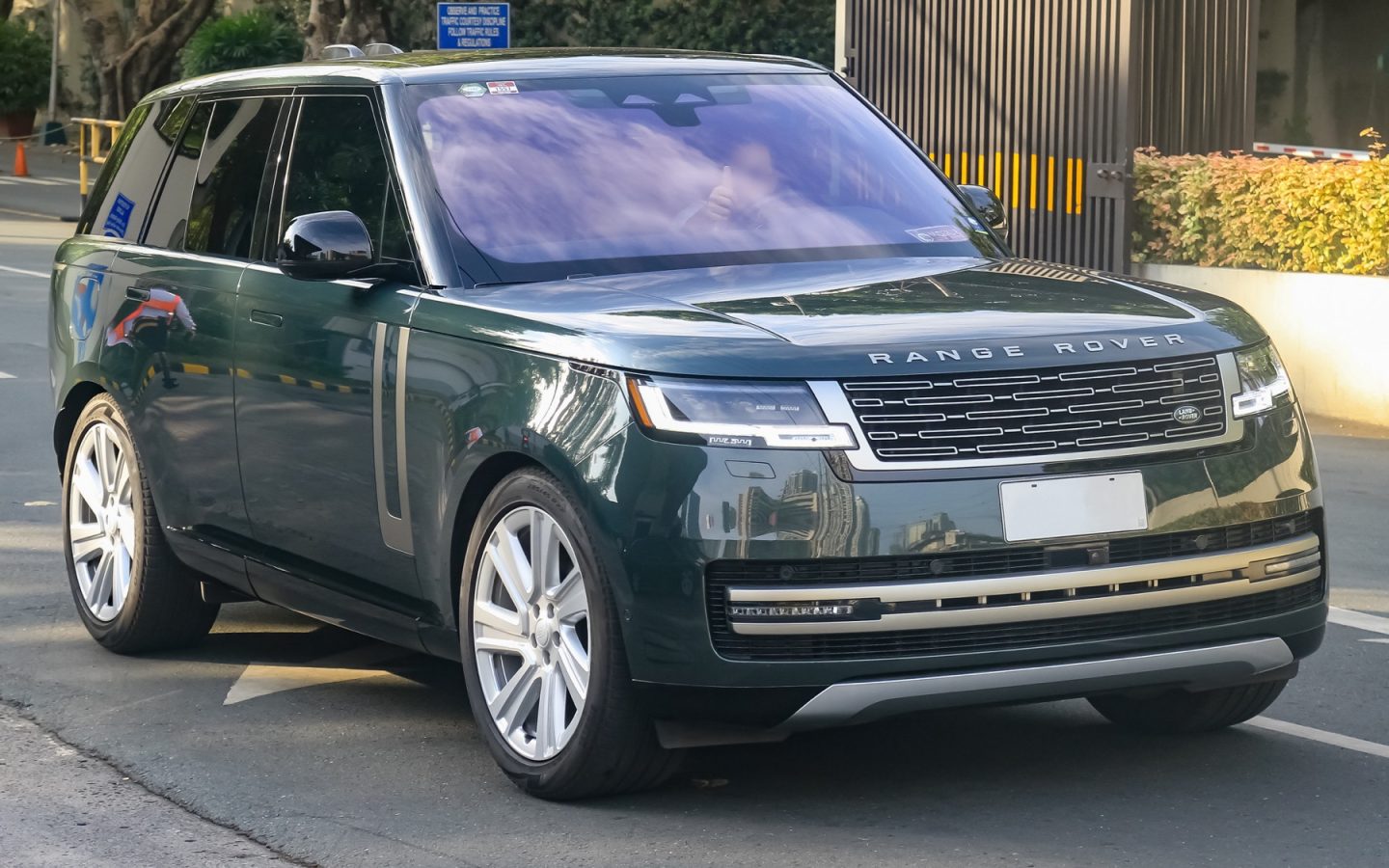 Range Rover L460 verte vue de trois quarts avant ; configuration étrangère non contractuelle